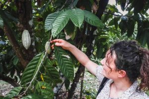 Marion au Mexique avec une fève de cacao